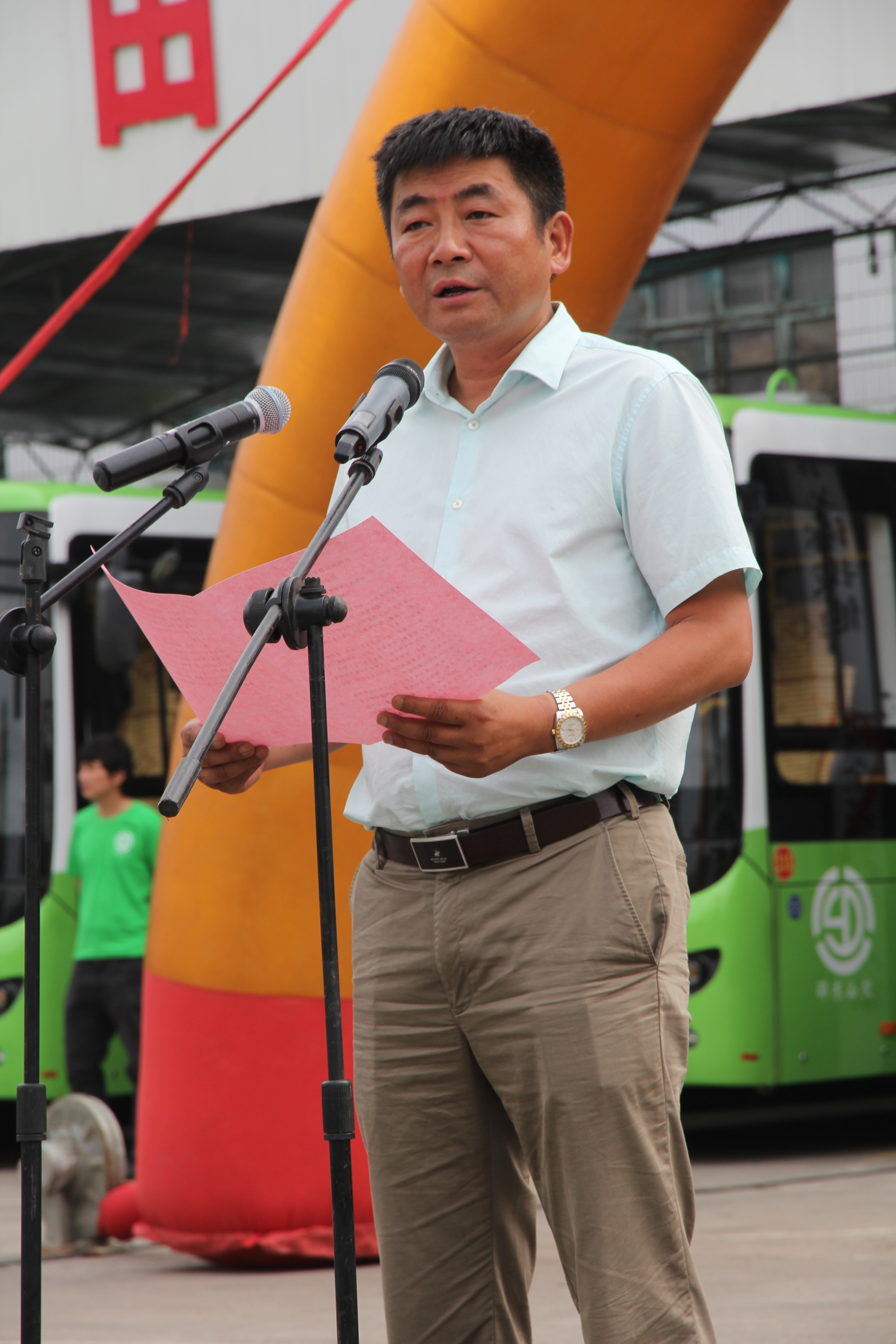 圖為純電動(dòng)公交車(chē)整裝待發(fā)。圖為市民在試乘純電動(dòng)公交車(chē)