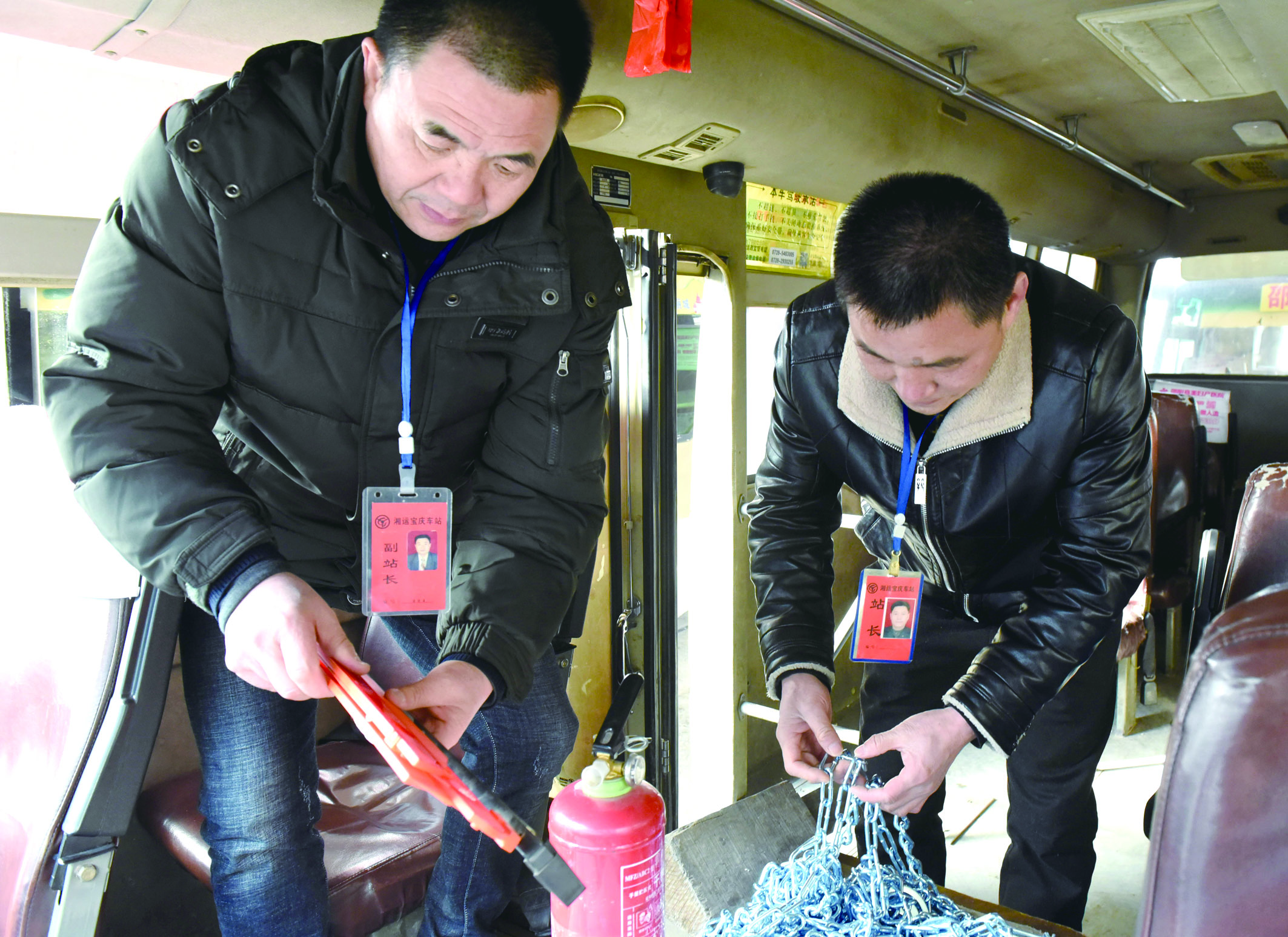 2月8日，市寶慶汽車站工作人員正在營運車上檢查應(yīng)急設(shè)施及器材是否齊全有效