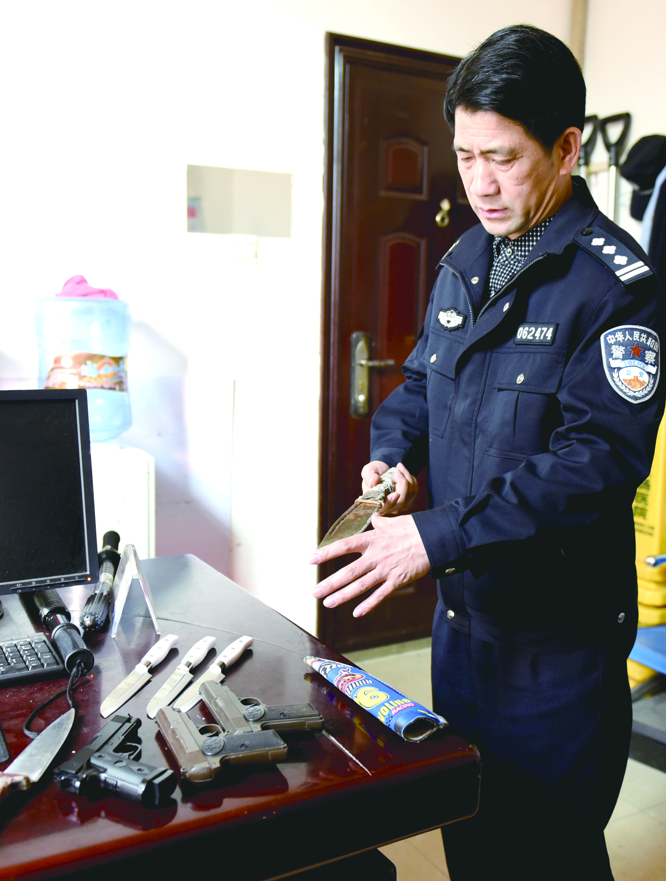 3月12日，邵東汽車西站警務(wù)室民警正在對(duì)所查獲的違禁品進(jìn)行清點(diǎn)