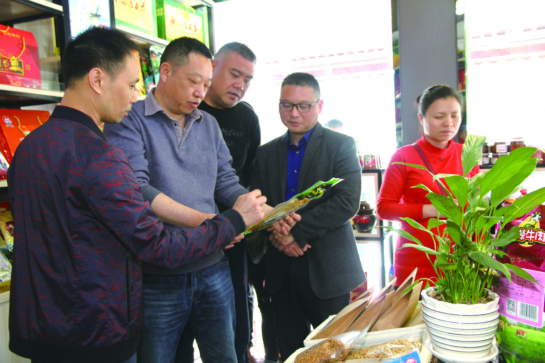集團公司董事、副總經(jīng)理何偉紅帶領(lǐng)骨干學(xué)員在郴汽集團考察“郴味特產(chǎn)”