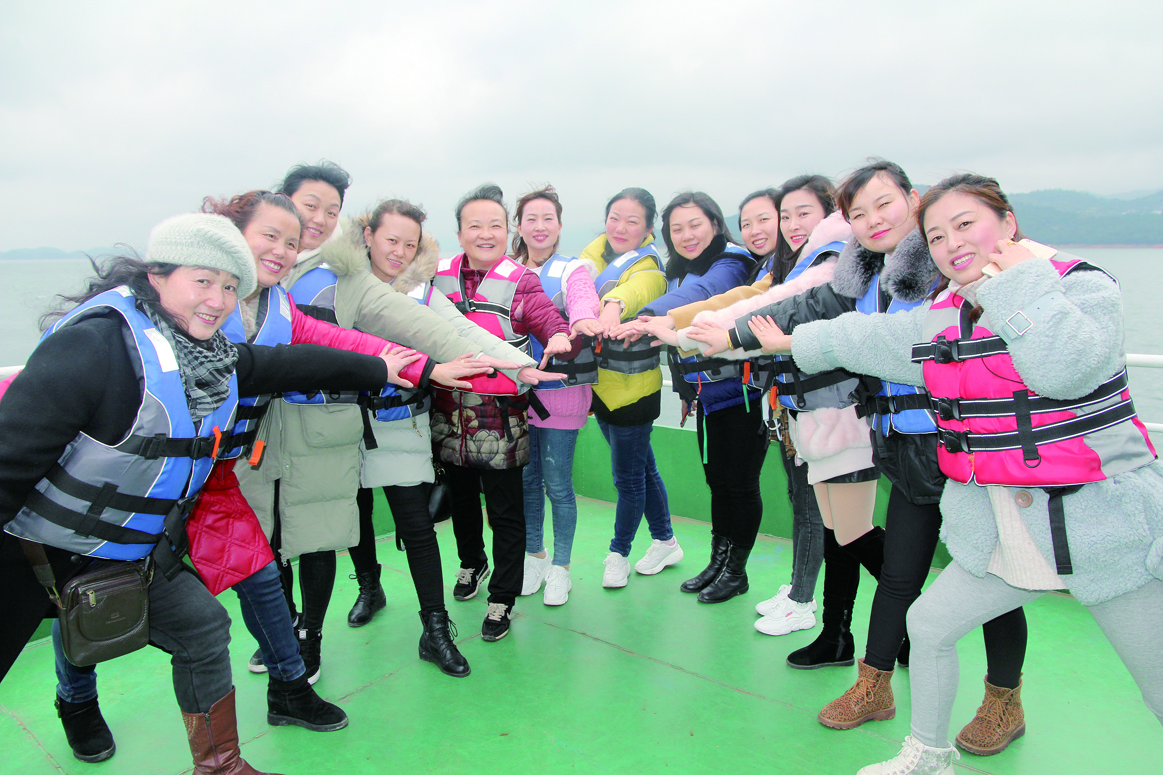 圖為女員工們在誓言：“我為邵陽湘運加油，我與邵陽湘運共存?！? 李高雄  攝影報道