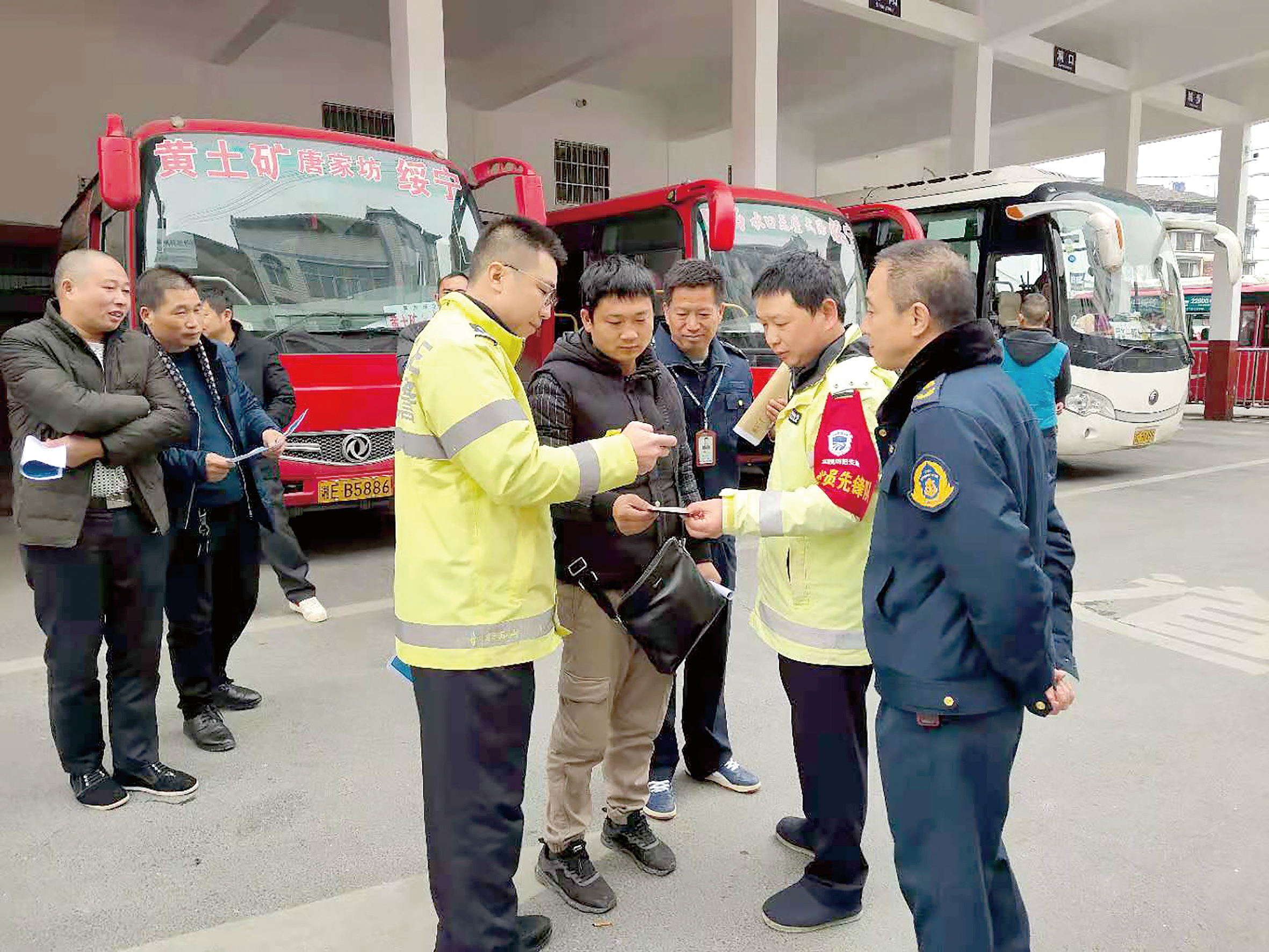 12月2日是全國交通安全日。當(dāng)天上午10時，綏寧分公司汽車總站舉行“知危險會避險、安全文明出行——關(guān)注農(nóng)村交通安全、暢行美麗鄉(xiāng)村”122交通安全日主題宣傳活動。 ? 此活動用生動的事例教育廣大從業(yè)人員樹立美麗鄉(xiāng)村安全暢行責(zé)任意識、服務(wù)意識，進(jìn)一步增強廣大從業(yè)人員安全事故的防范意識、辨別意識，緊急避險應(yīng)急處理方法。 省高速交警綏寧大隊、綏寧縣運管所等負(fù)責(zé)人到活動現(xiàn)場進(jìn)行指導(dǎo)。  劉永松